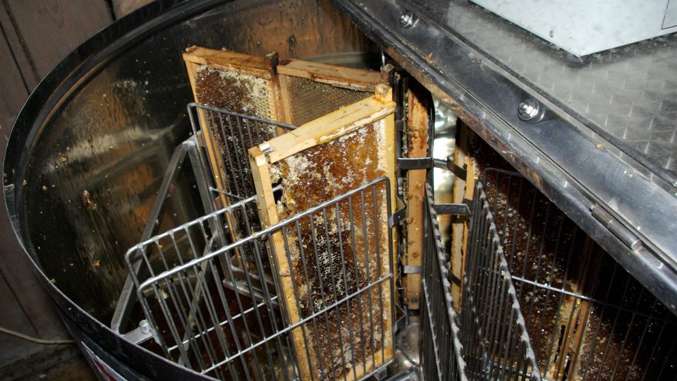 V sakristii lužanského kostela voní včelí vosk a hučí charitní medomet. Výtěžek z prodeje charitního medu pomáhá lidem ve složitých životních situacích.