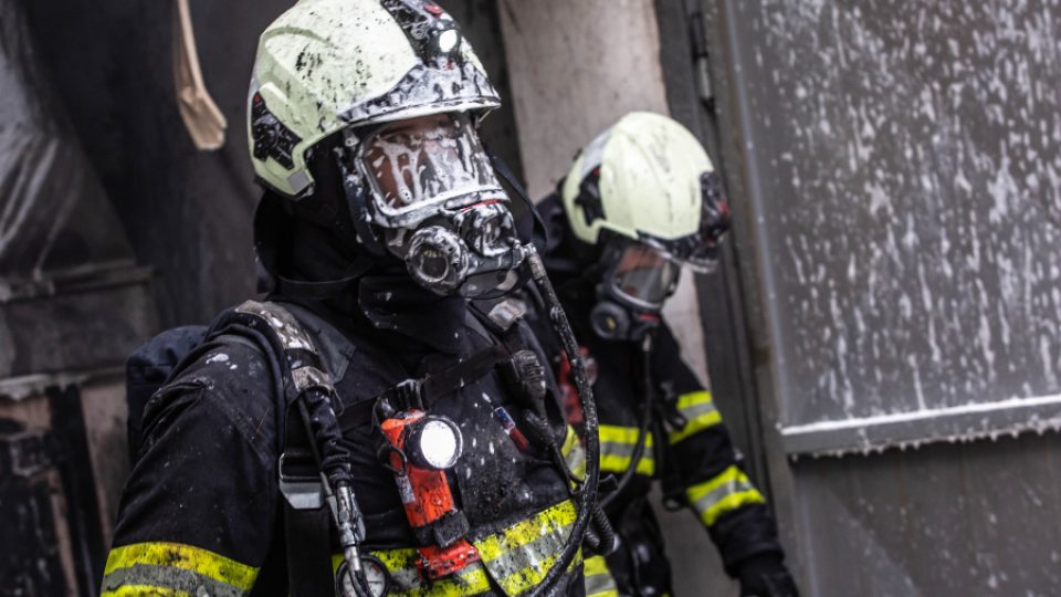 Požár lakovny ve Smiřicích likvidovalo sedm jednotek hasičů