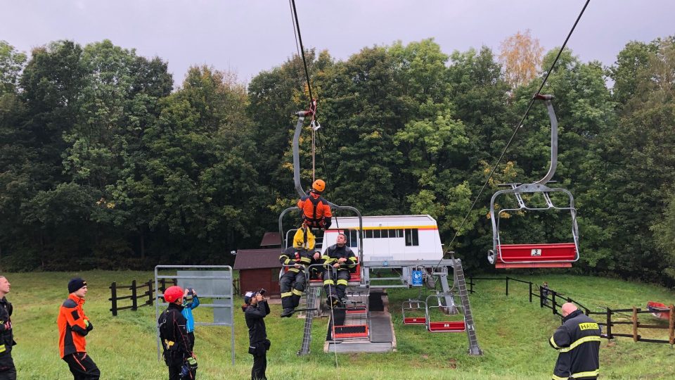 Trutnovští hasiči obsadili lanovku v Mladých Bukách. Cvičili záchranu osob v případě poruchy