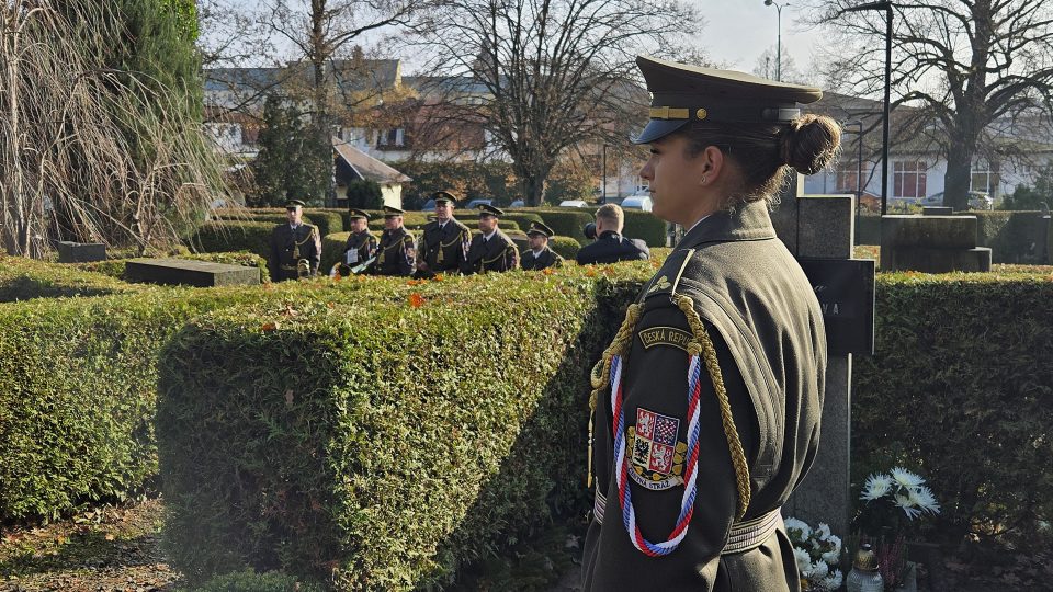 Ostatky válečného hrdiny Miroslava Špota se po více než 80 letech vrátily do Jičína, kde vyrůstal | foto: Vladislava Wildová, Český rozhlas Ostatky válečného hrdiny Miroslava Špota se po více než 80 letech vrátily do Jičína, kde vyrůstal
