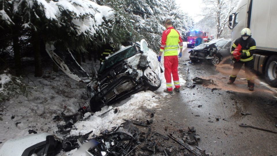 Dopravní nehoda nákladního a dvou osobních aut u Volanova, části Trutnova