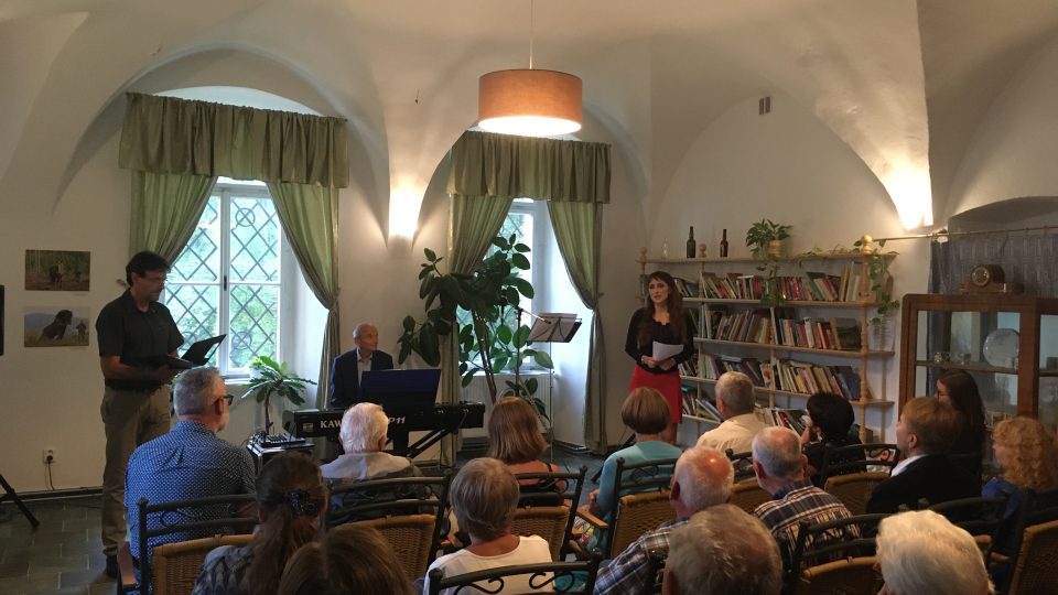 Sandra Siegmeier a Tomáš Karel přednesli v češtině i němčině básně Gertie Hampel-Faltis