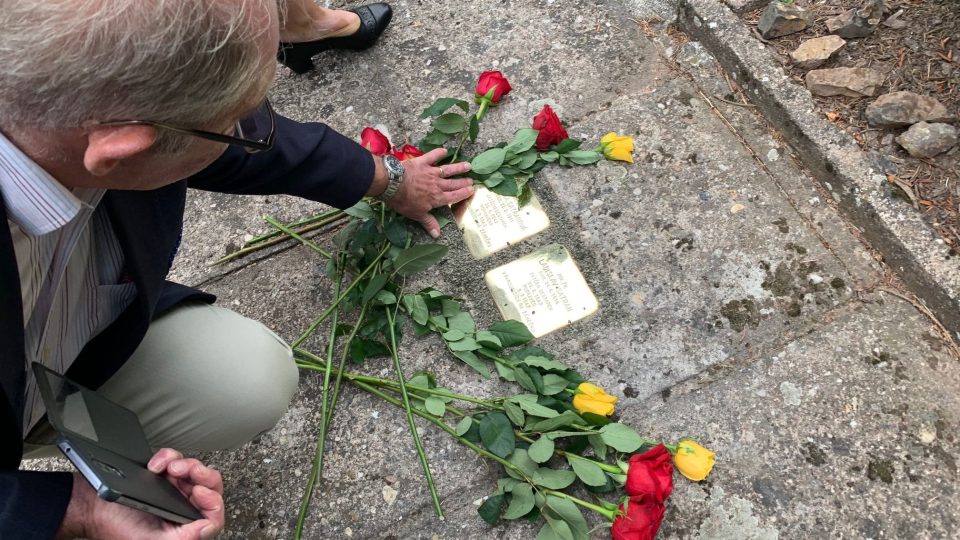U Červeného Kostelce na Náchodsku se vzpomínalo na některé z obětí nacistického režimu. Pieta byla spojena se slavnostním odhalováním tzv. Kamenů zmizelých