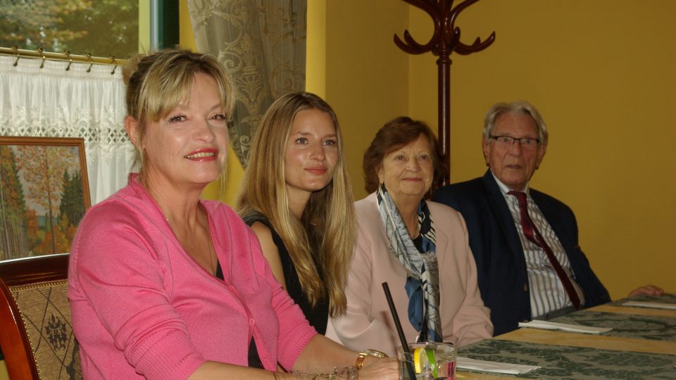 Vadim Petrov se svou rodinou - zleva dcera a spisovatelka Taťjána, vnučka a topmodelka Linda a manželka Marta