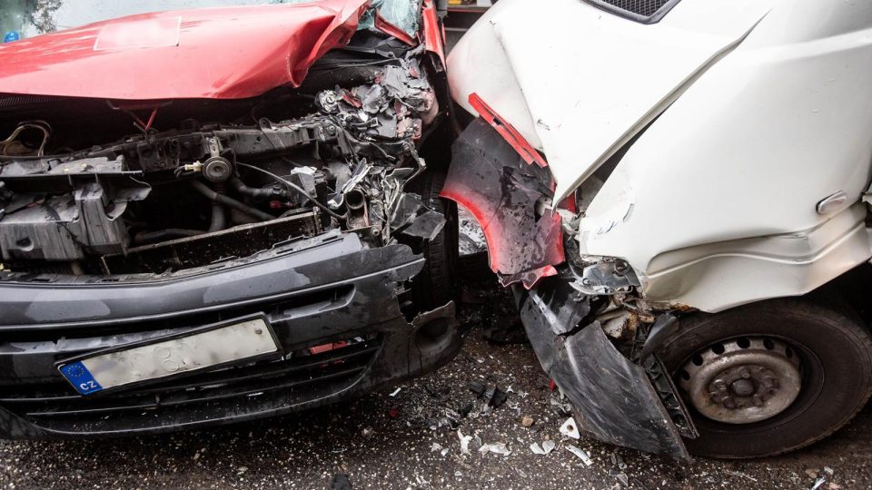 Dopravní nehoda dodávky a osobního automobilu u Nového Města nad Metují