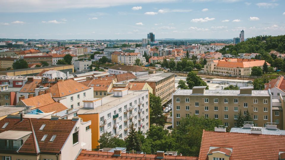 Pohled na jižní část města od severozápadu směrem k budově AZ Tower