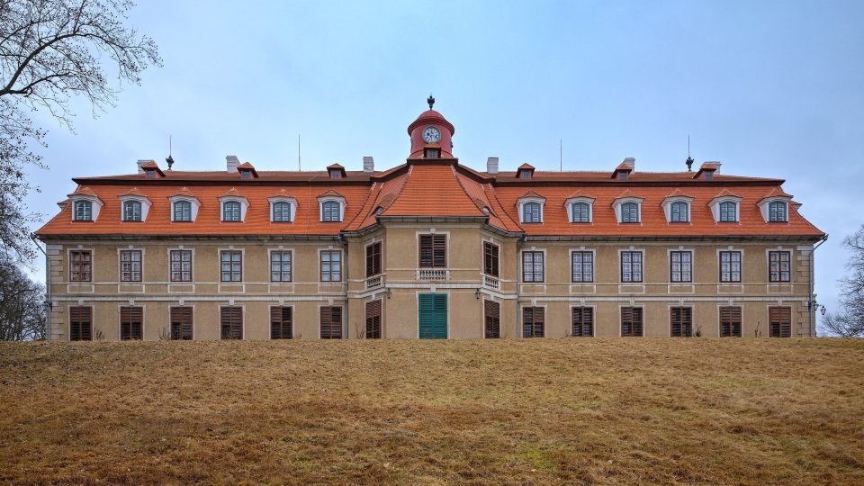 V první půli března ozdobí kamélie první prohlídkový okruh zámku. Zahradníci sem přesunou většinu kolekce