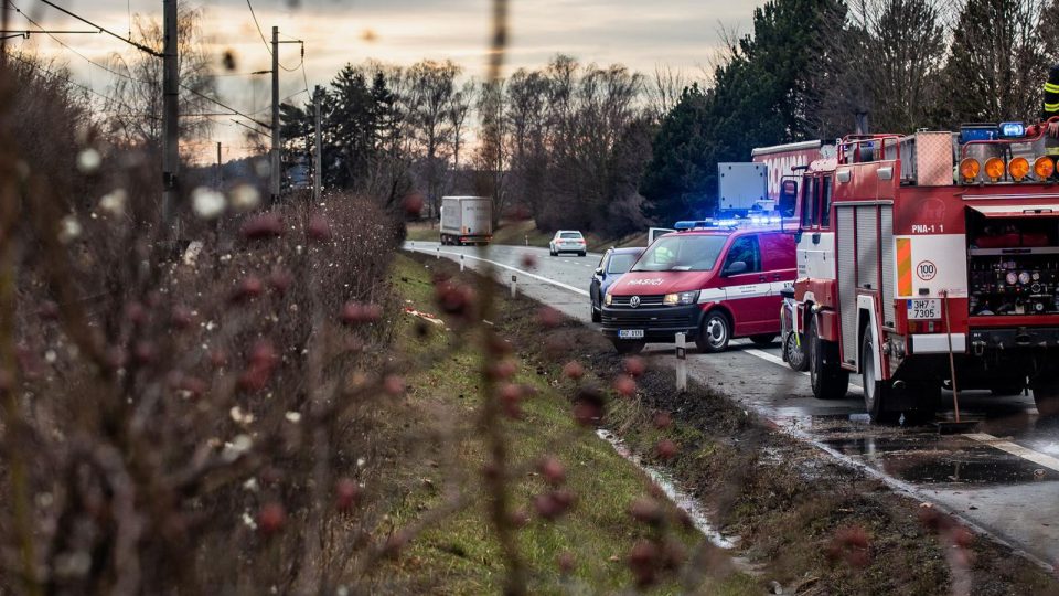 Po nehodě vlaku a osobního vozu v Semonicích u Jaroměře hasiči evakuovali 101 osob