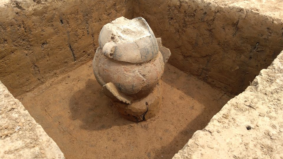 Archeologové našli u Smiřic pravěká sídliště - depot keramických nádob