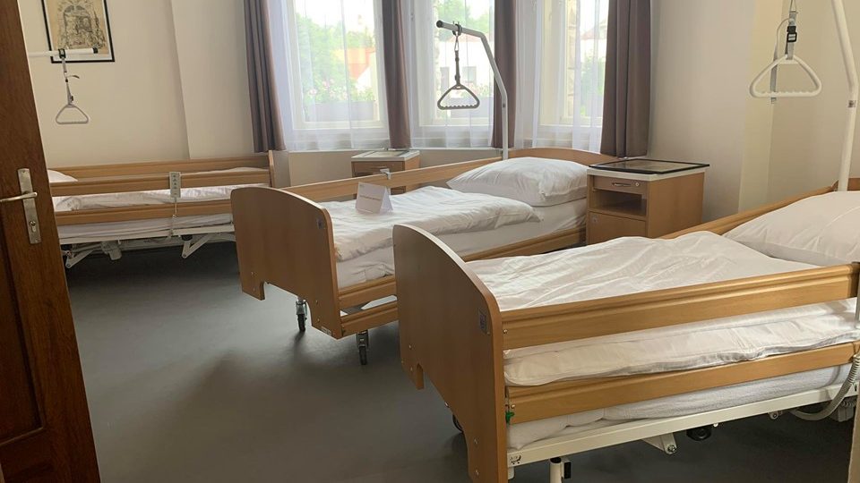 Slavná vila léčitele a sochaře Břetislava Kafky v Červeném Kostelci začíná sloužit charitě