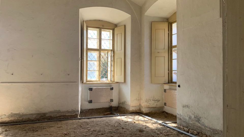 Řemeslníci se pustili do oprav bývalých barokních kanceláří kláštera v Polici nad Metují