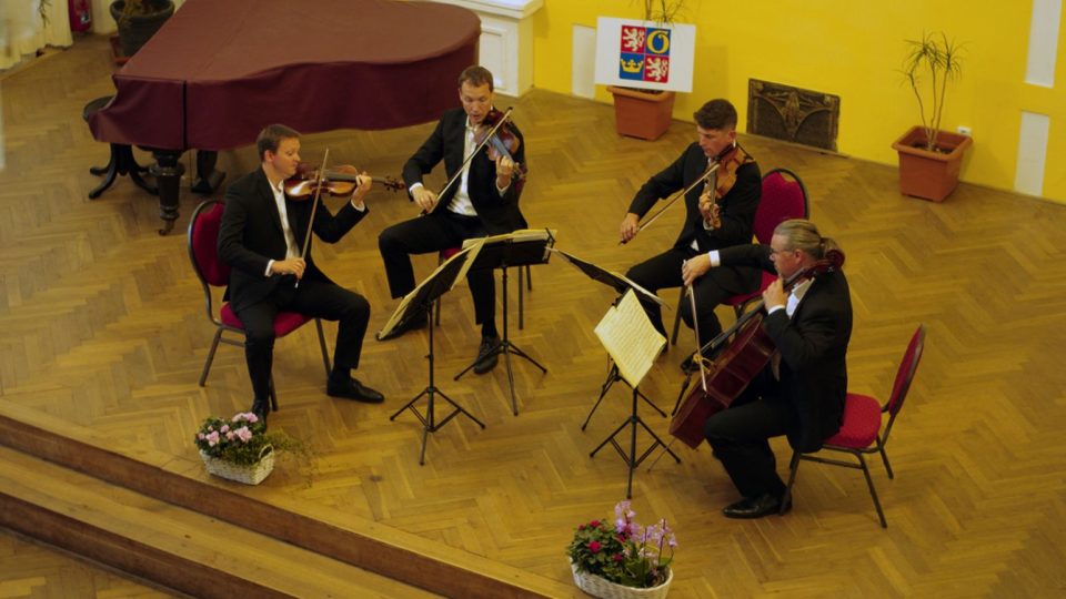 Festival Podkrkonošské hudební léto si zakládá na kvalitě umělců a prezentované hudby, ale také na přátelství, které je významným pojítkem