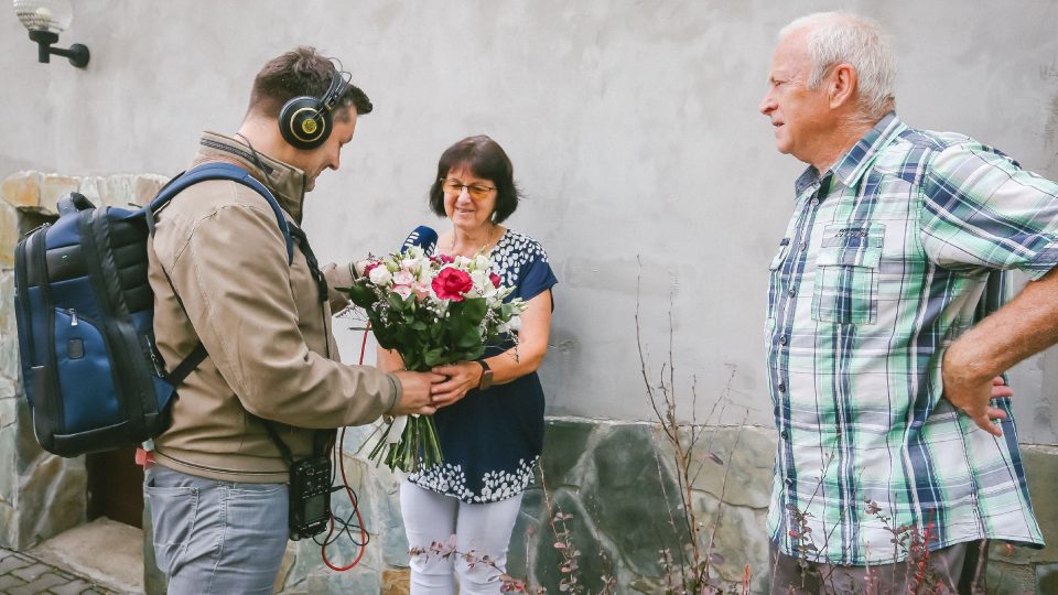 Patrik Rozehnal předává kytici Haně Hrobařové, Jiří dohlíží