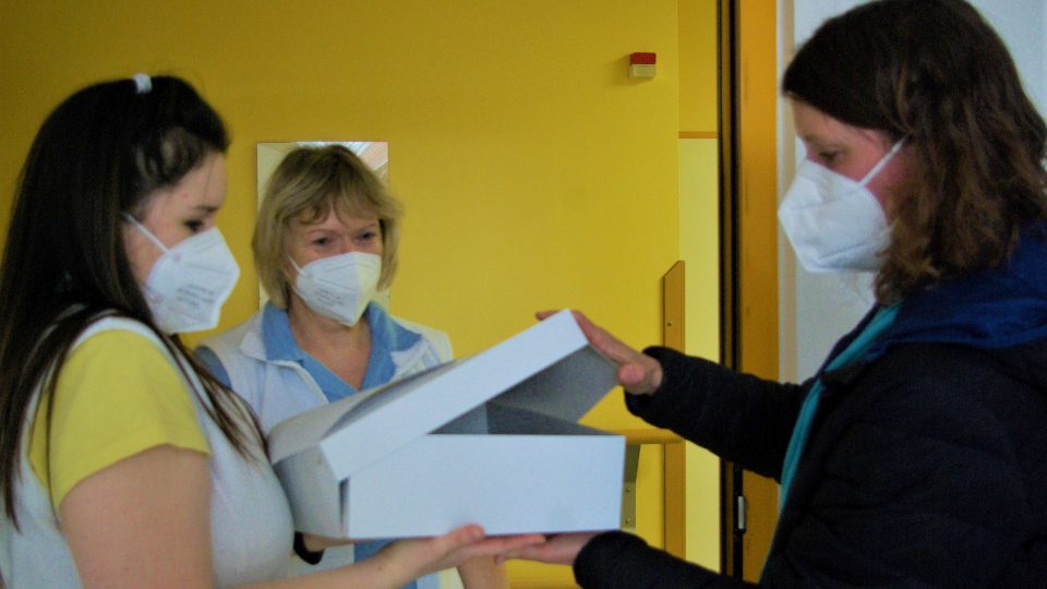 Předávání dortů zdravotníkům v Oblastní nemocnici v Jičíně