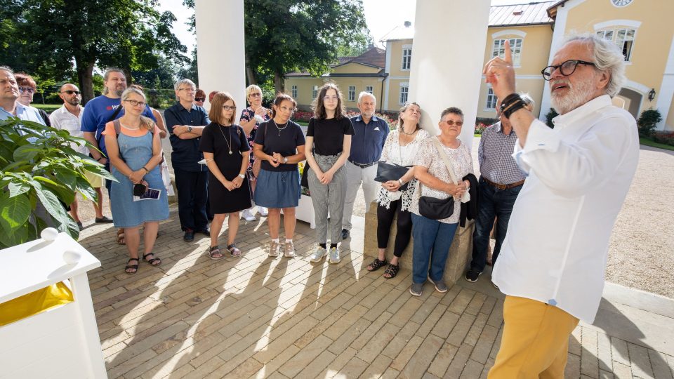 František Kinský sám rád provází návštěvníky svého Nového zámku v Kostelci nad Orlicí
