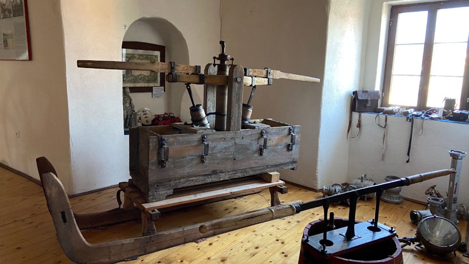 Dřevěné saně z 18. století jsou nejstarším exponátem v muzeu hasičské techniky