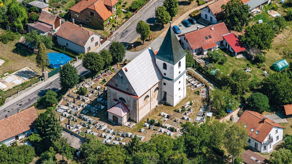 Obci a okolí Šachov u Borohrádku dominuje Kostel Nejsvětější Trojice, který pochází z období kolem roku 1600. Varhany, které se v kostele nachází jsou z roku 1846