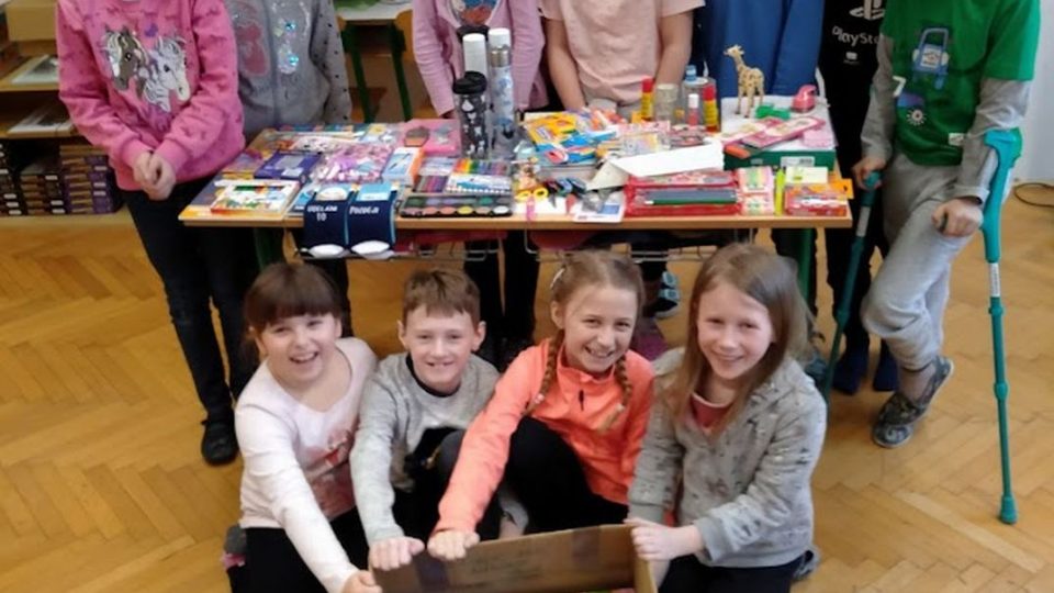 „Krabice od srdce“ připravili školáci ze ZŠ Lhota - Červený Kostelec pro potěšení dětí z Ukrajiny