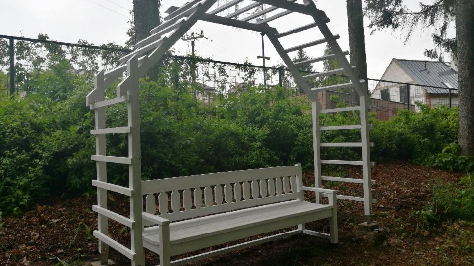 Nová lavička s loubím je jedním z prvků, které mají v zahradě Vily Čerych v České Skalici připomínat třicátá léta minulého století