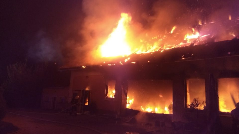 Požár ve Skuhrově nad Bělou zničil autodílnu