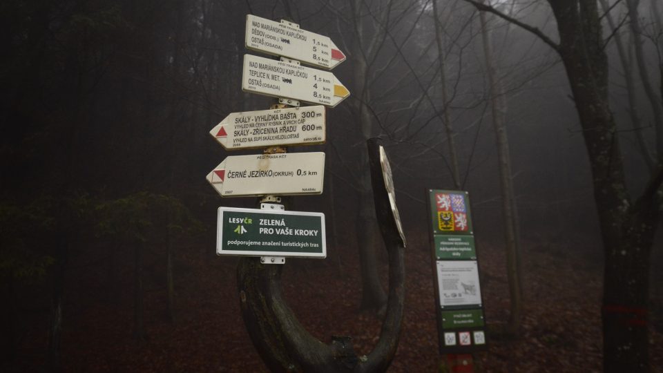 Rozcestník pod hradem, Jiráskovy skály