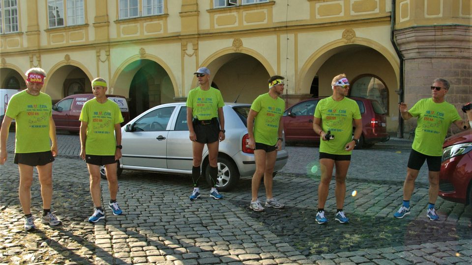 Šestice polských běžců před startem z Jičína do Prahy