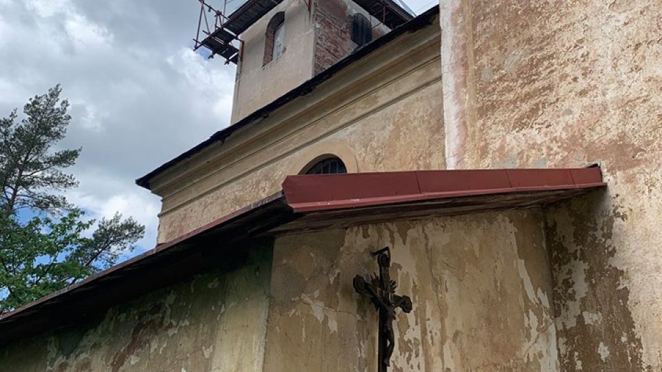 Zchátralý kostel ve Starém Rokytníku u Trutnova se snaží zachránit parta místních nadšenců