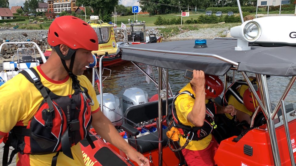 Dobrá fyzická kondice a skvěle zvládnuté plavání i potápění, to musí umět členové vodní záchranné služby Českého červeného kříže, kteří působí na Lipně