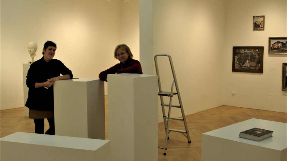 Kurátorka Anna Crhová (vlevo) a muzejnice Oldřiška Tomíčková na výstavě Podoby portrétu v Městském muzeu v Hořicích