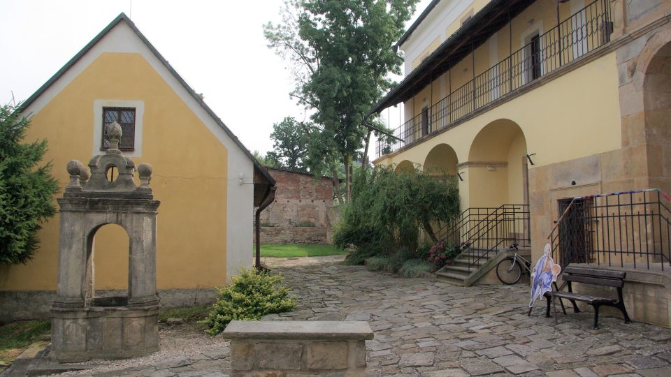 V barokním areálu Kohoutova dvora využívají muzejníci i budovu bývalého špýcharu (vpravo)