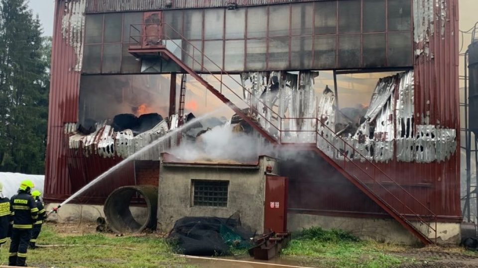 V obci Suchý Důl na Náchodsku zasahují hasiči u rozsáhlého požáru skladovací haly
