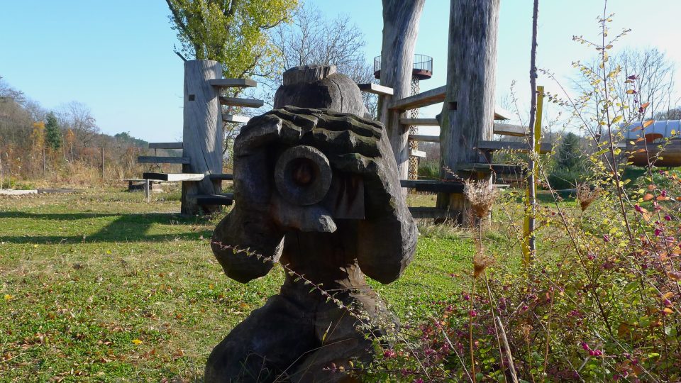 V komunitní zahradě v Řeporyjích je i socha od Michala Novotného s názvem Fotograf