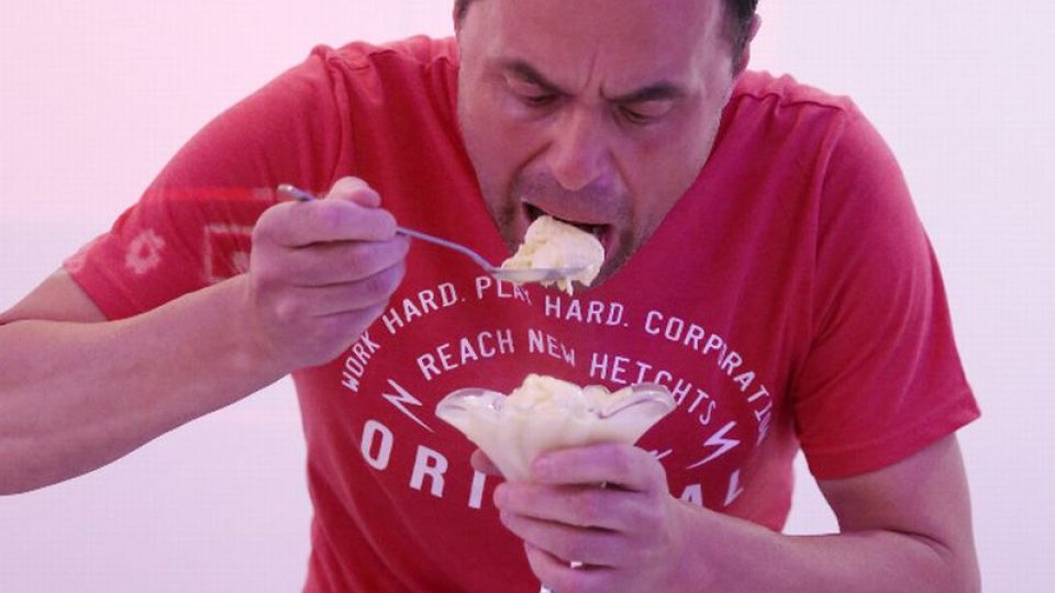 Maxijedlík Jaroslav Němec snědl za 5 minut 4 kila zmrzliny