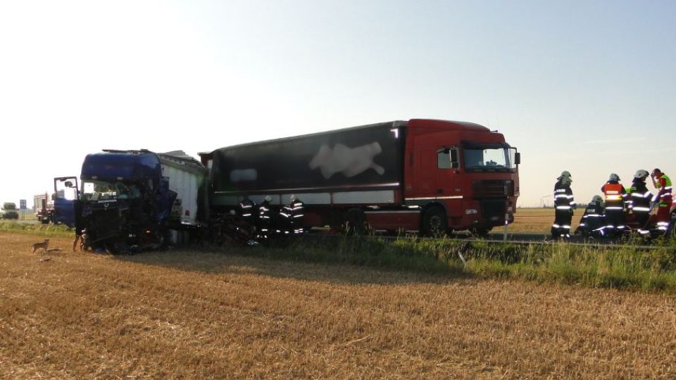 Hromadná nehoda uzavřela silnici z Hradce Králové na Chlumec nad Cidlinou