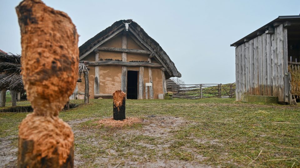 Královéhradecký kraj rozšiřuje vnitřní expozice Archeoparku pravěku ve Všestarech