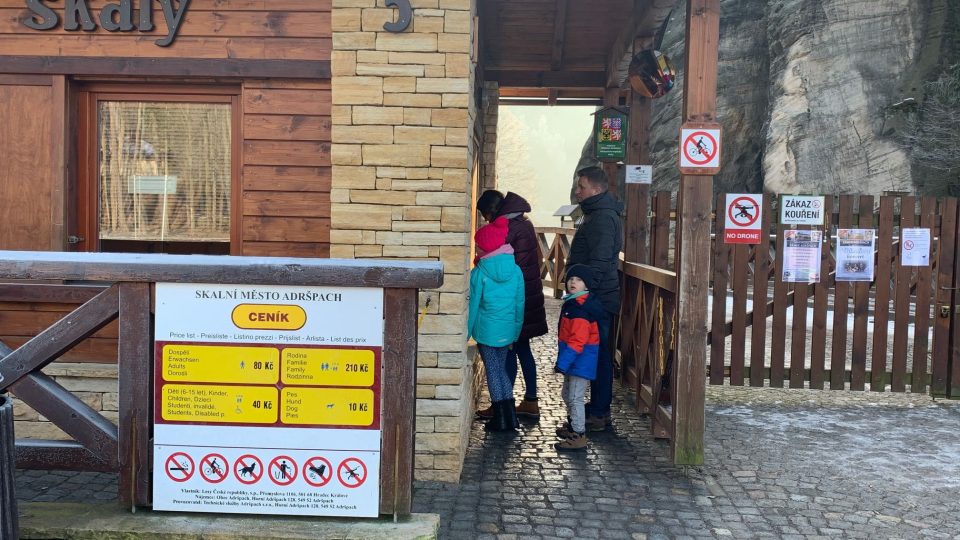 Do Adršpašsko-Teplických skal míří i v zimních dnech stovky lidí