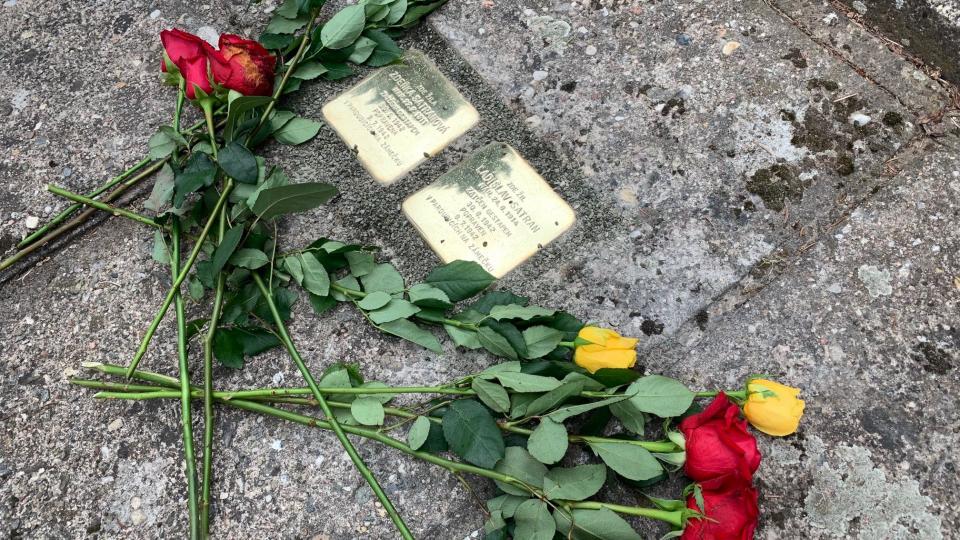 U Červeného Kostelce na Náchodsku se vzpomínalo na některé z obětí nacistického režimu. Pieta byla spojena se slavnostním odhalováním tzv. Kamenů zmizelých