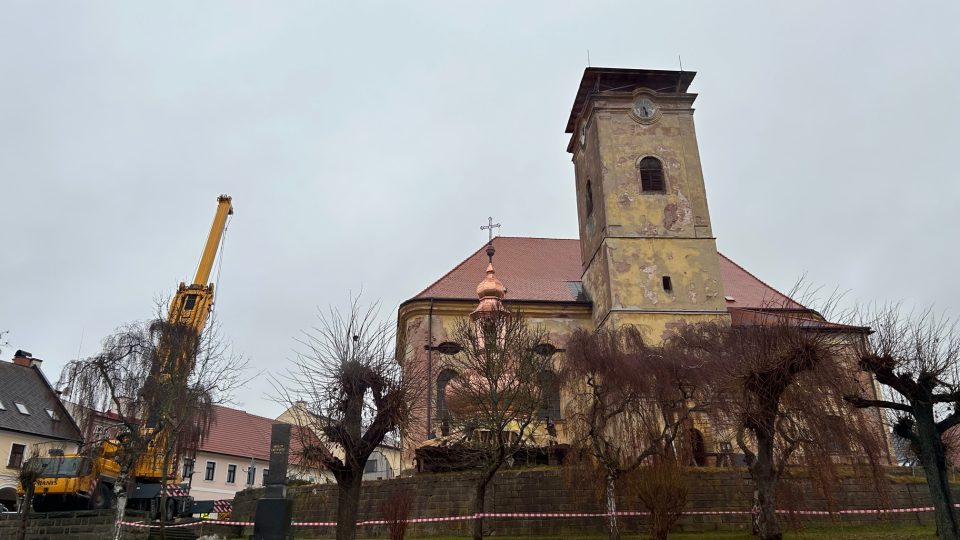 Pilníkov si nadělil netradiční vánoční dárek. Na věž zdejšího kostela se vrací opravená kopule