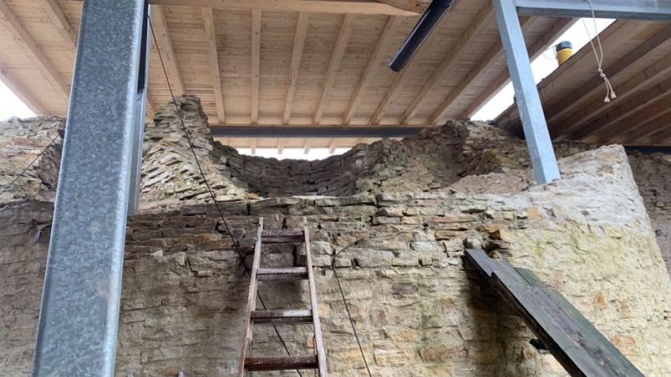 Zřícenina hradu Vízmburk na Trutnovsku je pod střechou