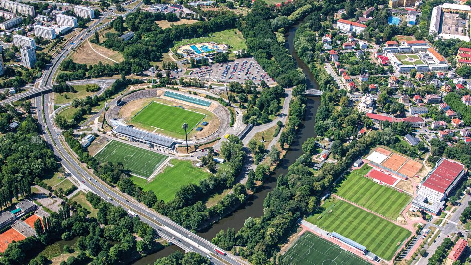 Všesportovní stadion v Hradci Králové je dominantou místní části Malšovice. Je též nazýván jako stadion Pod lízátky, a to kvůli svým typickým osvětlovacím panelům