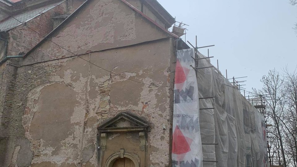 Jakou barvu bude mít po opravě Santiniho kostel Nejsvětější Trojice v Rychnově nad Kněžnou?