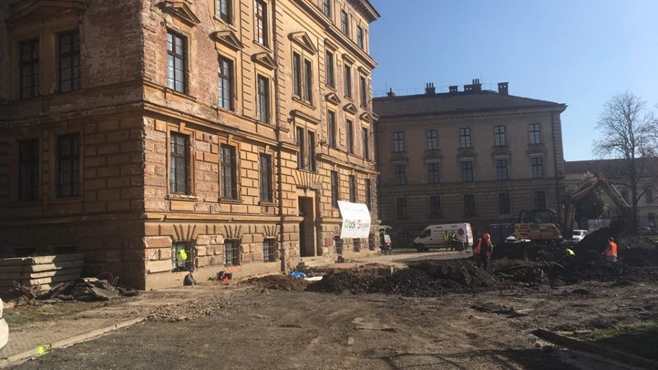 Budova Gayerových kasáren v centru Hradce Králové se dočkala nákladné opravy