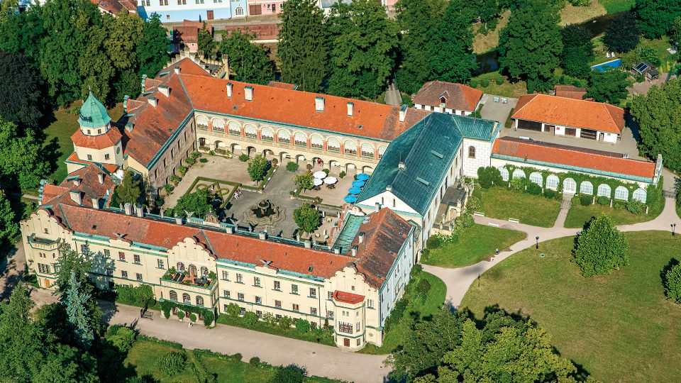 Historie zámku Častolovice sahá do 13. století, kdy zde stála vodní tvrz. V druhé polovině 19. století byla část  přestavěna v novogotickém slohu a založen anglický park