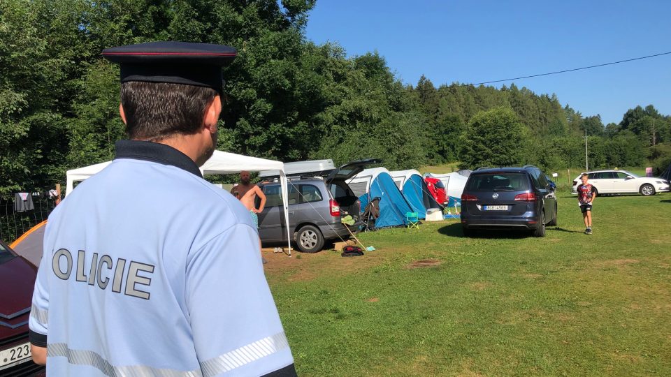 Pokud trávíte dovolenou pod stanem, mějte své věci podhledem. Policie zvyšuje kontroly v kempech