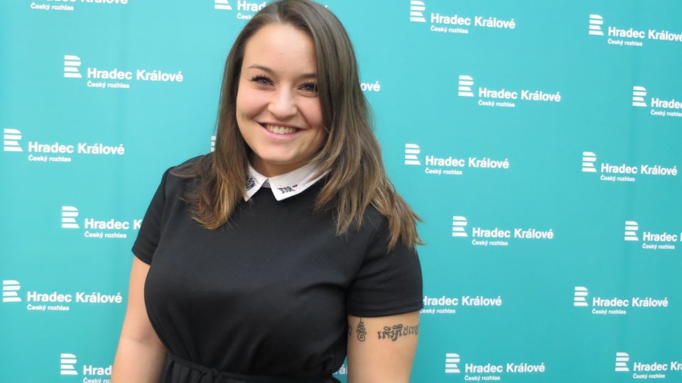 Andrea Željazková ve studiu Českého rozhlasu Hradec Králové