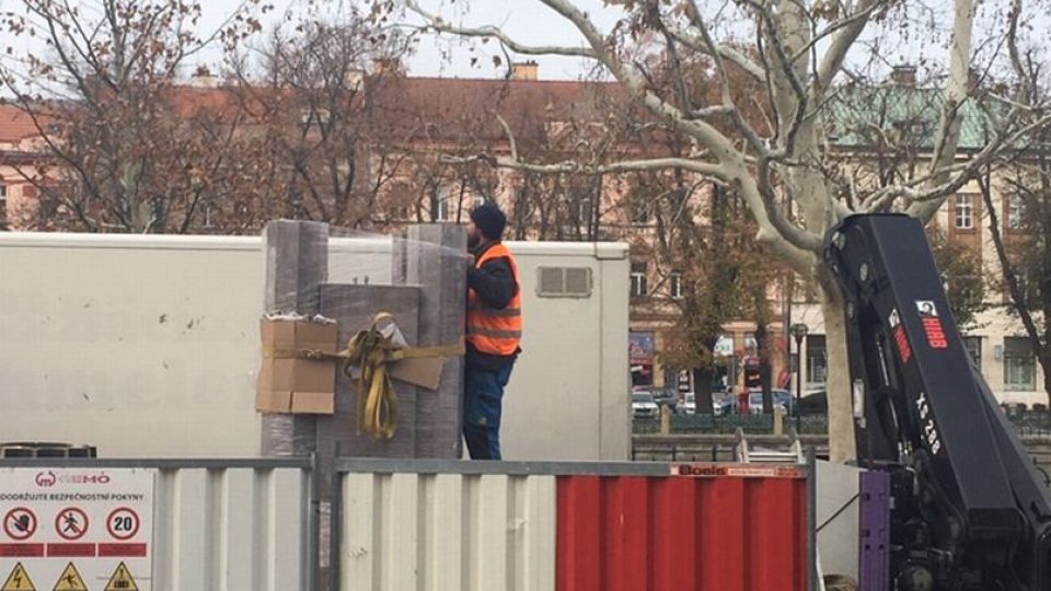 Před budovu Muzea východních Čech v Hradci Králové se postupně vrací secesní kašna