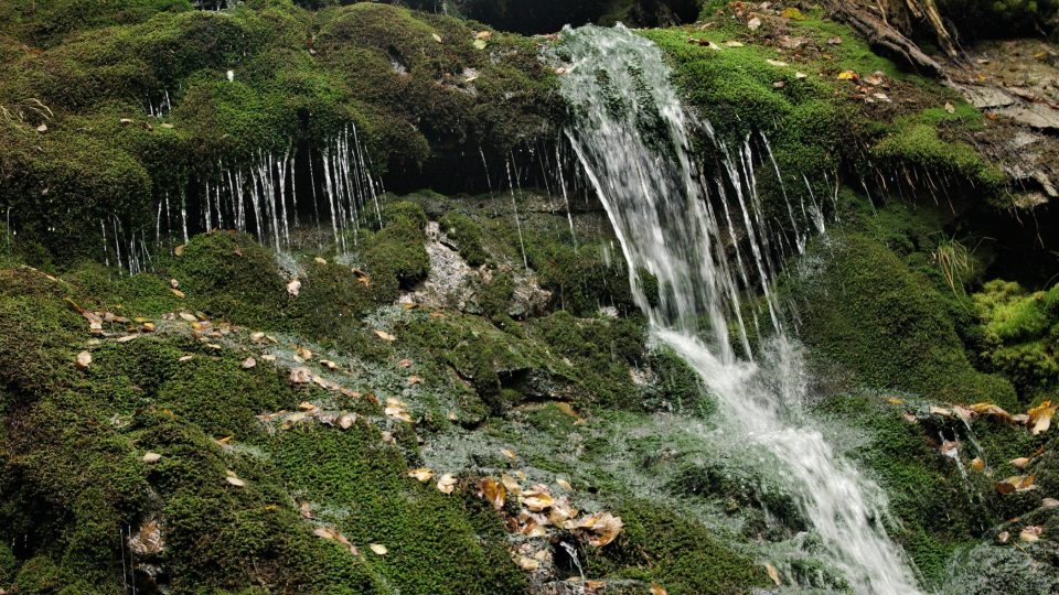 Závojový vodopád je součástí Dobytčího potoka 