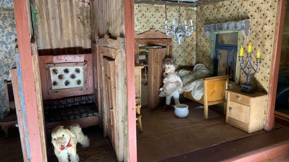 Muzeum hraček v Rychnově nad Kněžnou se může pochlubit vzácným domkem pro panenky