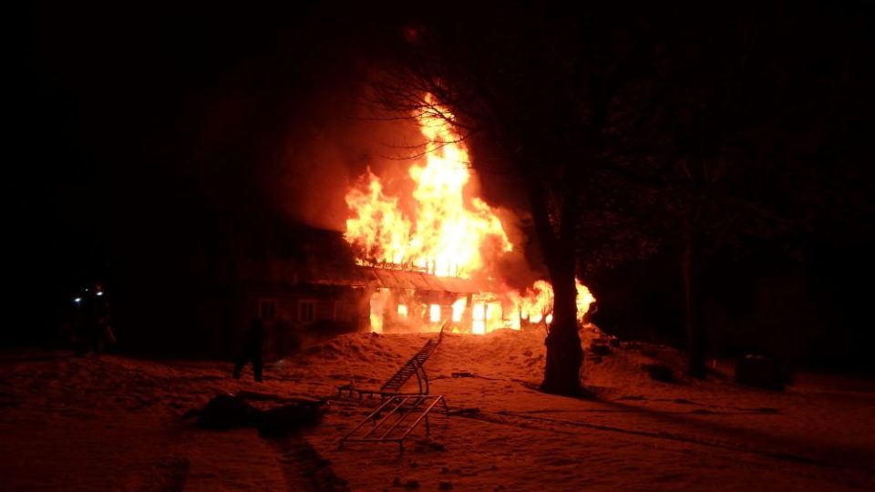 V nepřístupné lokalitě v Krkonoších shořela chalupa, požár si vyžádal jednu oběť