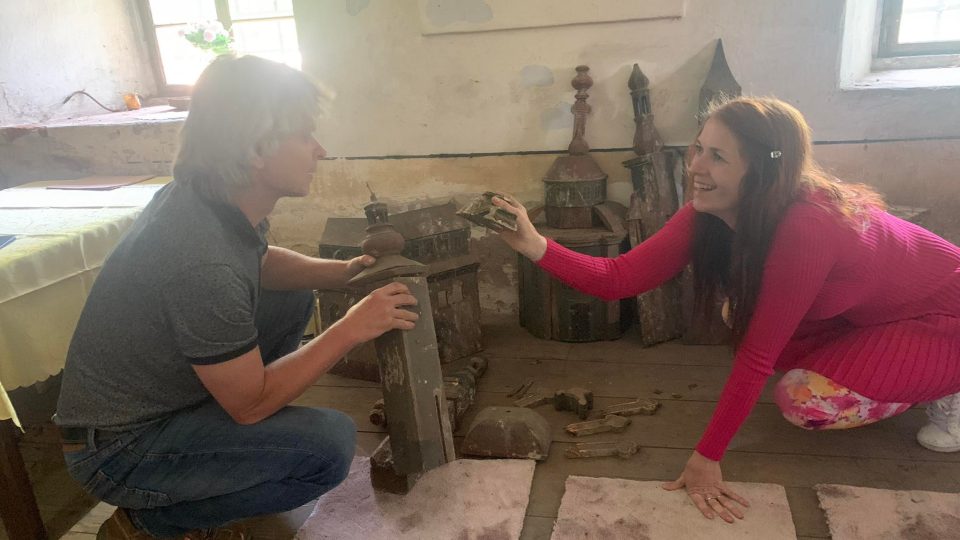 Na půdě kostela ve Starém Rokytníku se ukrývala tajemná dřevěná stavba